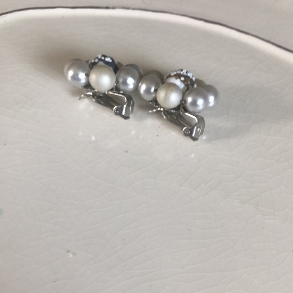 Vintage clip on earrings - Picture 2 of 2